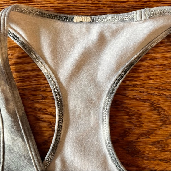 Lululemon Gray Chevron Patterned Cool Racerback Short Tank Top Nulu Workout SZ 4 - Picture 5 of 9